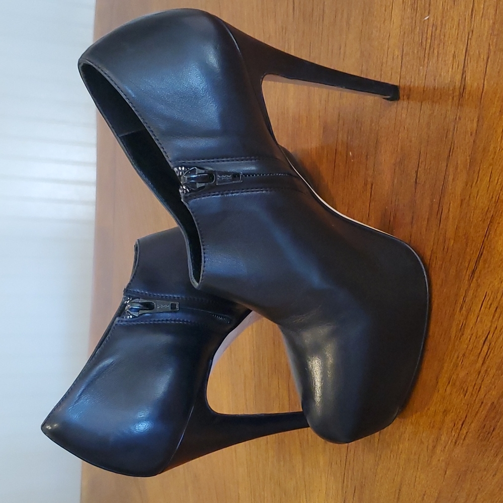 Brian Atwood bootie heel - Picture 4 of 8